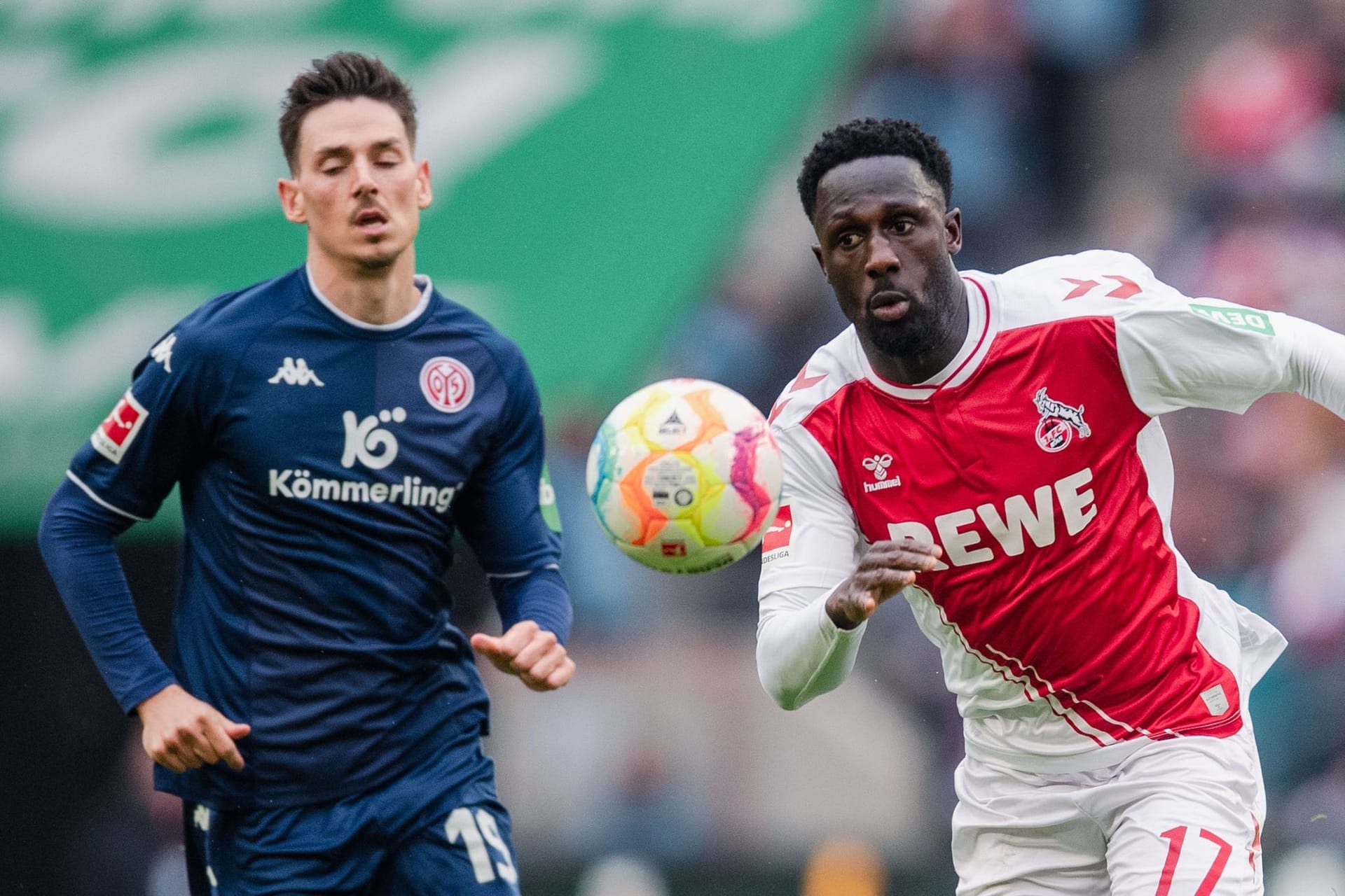 RheinEnergieStadion: Kölns Kingsley Schindler (r) und der Mainzer Anthony Caci kämpfen um den Ball.