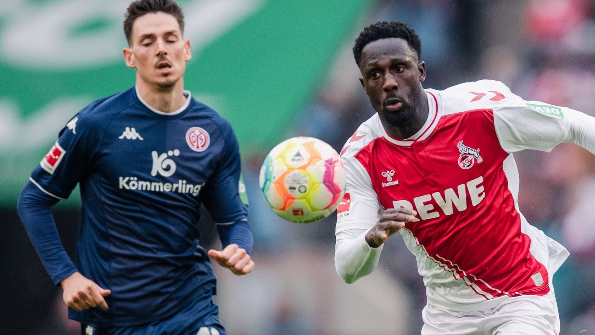 RheinEnergieStadion: Kölns Kingsley Schindler (r) und der Mainzer Anthony Caci kämpfen um den Ball.