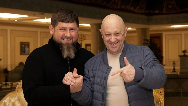 Ramsan Kadyrow (l.) und Jewgeni Prigoschin bei ihrem jüngsten Treffen.