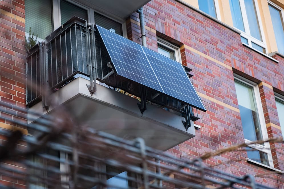 Balkonkraftwerk an einem Mehrfamilienhaus: Der Discounter Netto verkauft heute eine Solaranlage zum Tiefpreis.