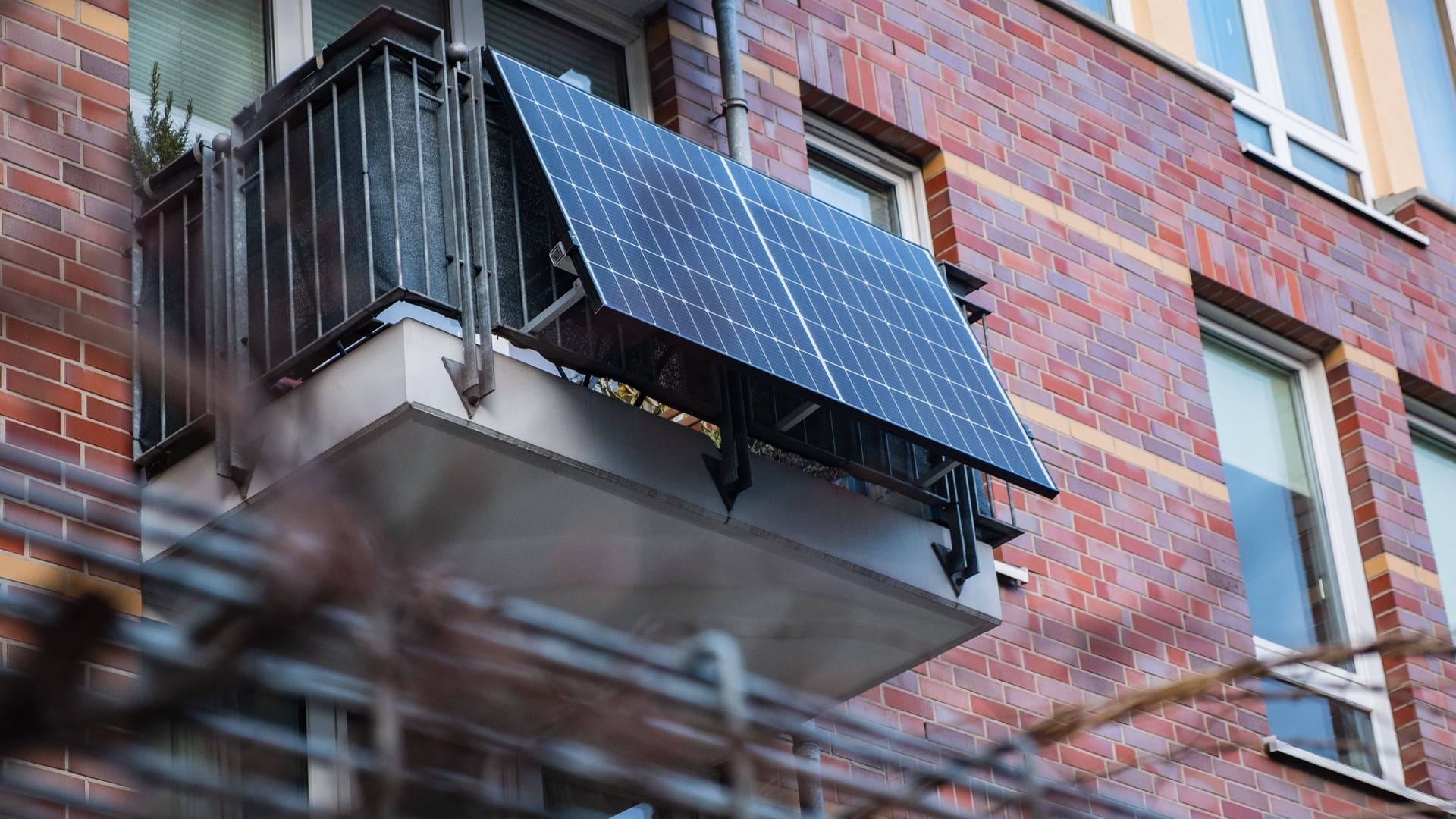 Balkonkraftwerk an einem Mehrfamilienhaus: Der Discounter Netto verkauft heute eine Solaranlage zum Tiefpreis.