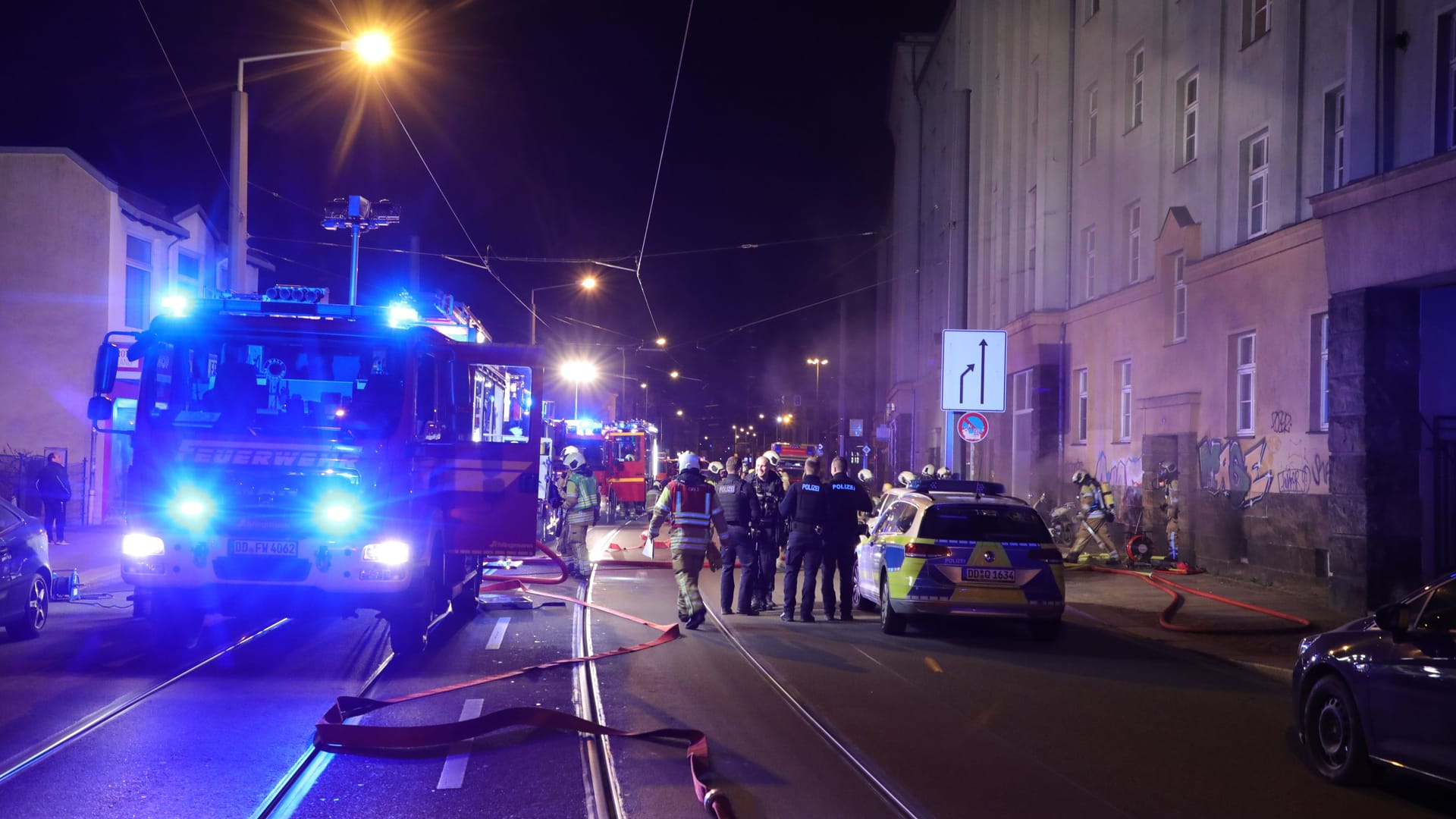Feuerwehr und Polizei an der Einsatzstelle: Als die Kräfte eintrafen, drang bereits dichter Rauch aus den Kellerfenstern. Feuerwehr und Polizei an der Einsatzstelle: Als die Kräfte eintrafen, drang bereits dichter Rauch aus den Kellerfenstern.