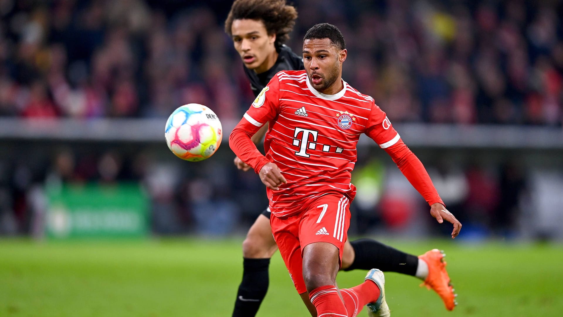 Serge Gnabry im Zweikampf mit Kilian Sildillia (l.): Der Bayern-Star bekam zuletzt nur Kurzeinsätze.