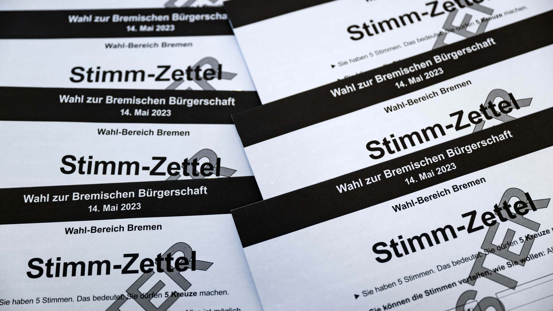 Muster von Stimmzetteln für die Wahl zur Bremischen Bürgerschaft liegen im Statistischen Landesamt (Symbolbild): Interessierte können den Kandidaten Fragen stellen. Muster von Stimmzetteln für die Wahl zur Bremischen Bürgerschaft liegen im Statistischen Landesamt (Symbolbild): Interessierte können den Kandidaten Fragen stellen.