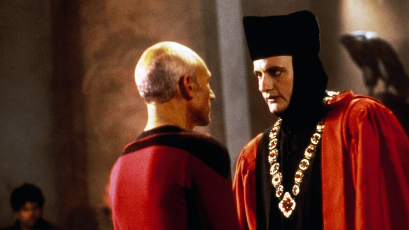 Patrick Stewart & John De Lancie als Captain Jean-Luc Picard und Q: Gleich in der Pilotfolge wird Picard stellvertrend für die gesamte Menschheit angeklagt.