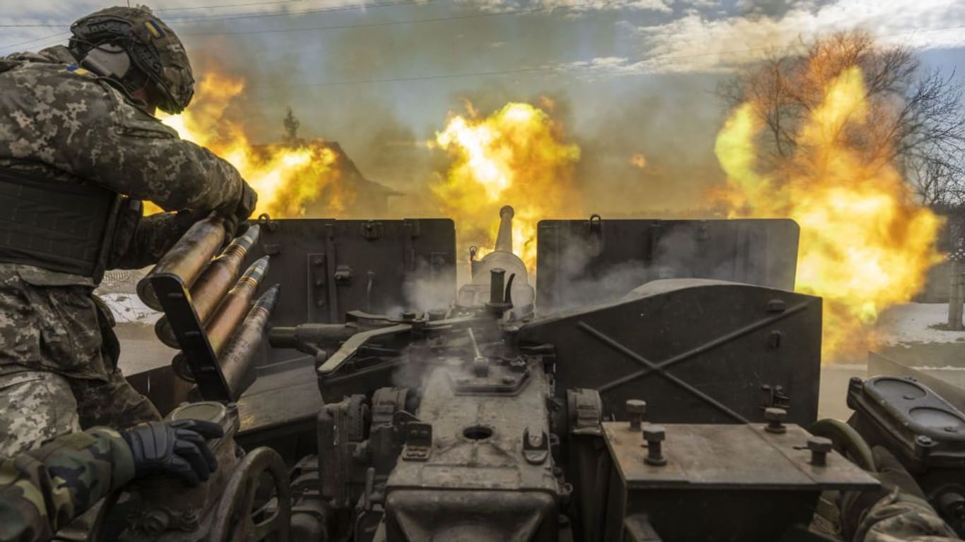 Ukrainische Soldaten feuern Artilleriegranaten in Bachmut.