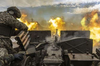 Ukrainische Soldaten feuern Artilleriegranaten in Bachmut.