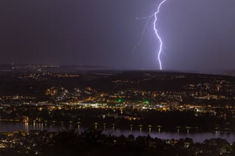 Schwere Gewitter über dem Bonn/ Rhein-Sieg-Kreis (Symbolbild): In Köln ist am Mittwochabend ein besonders starker Blitz eingeschlagen.