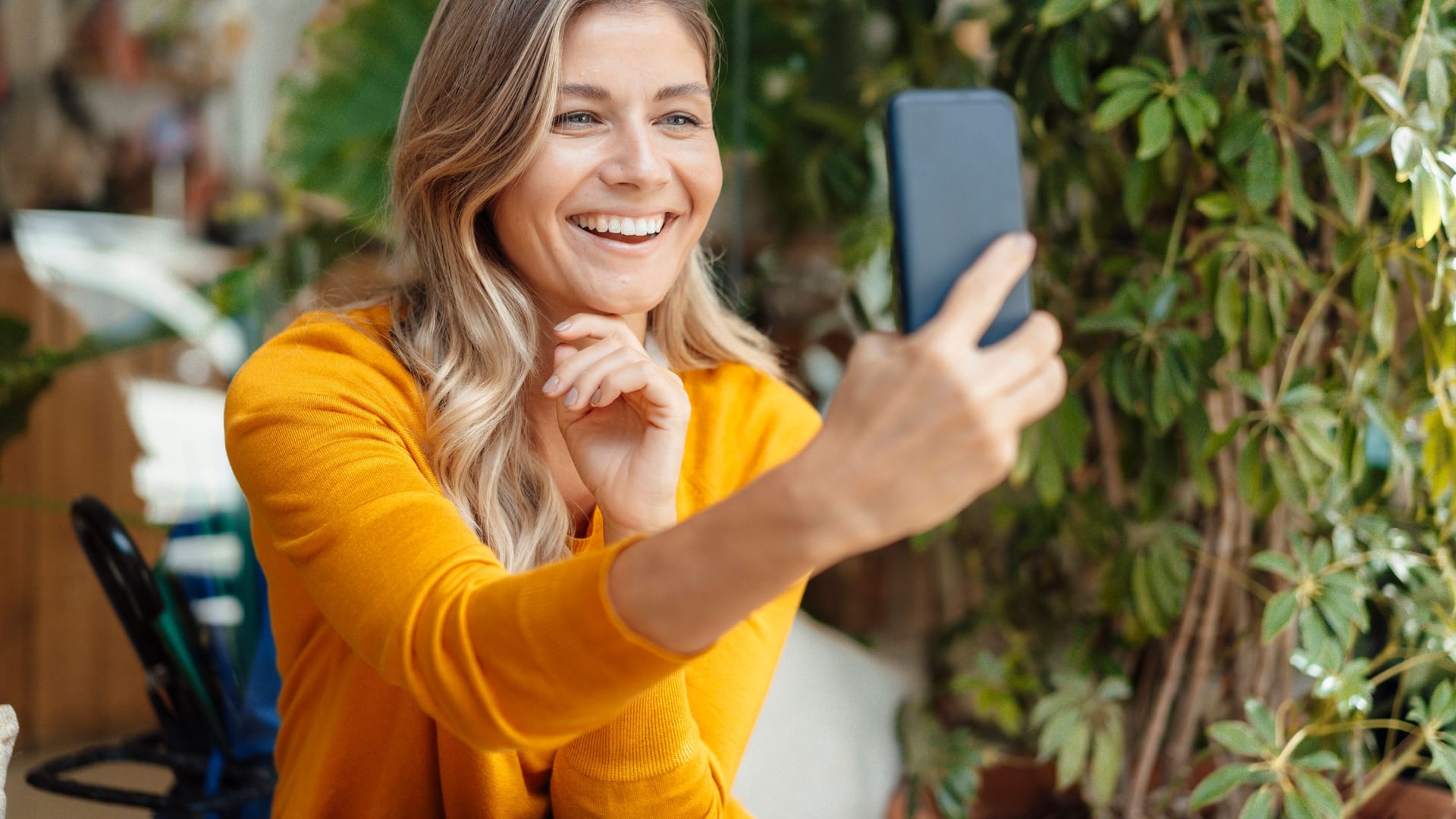 Frau mit iPhone: Insbesondere eine Einstellung sollte geändert werden.