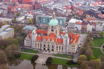 Neues Rathaus in Hannover: Die Stadt will auf Dauer eine Viertagewoche für ihre Mitarbeiter einführen – auch um interessanter für Arbeitnehmer zu werden.