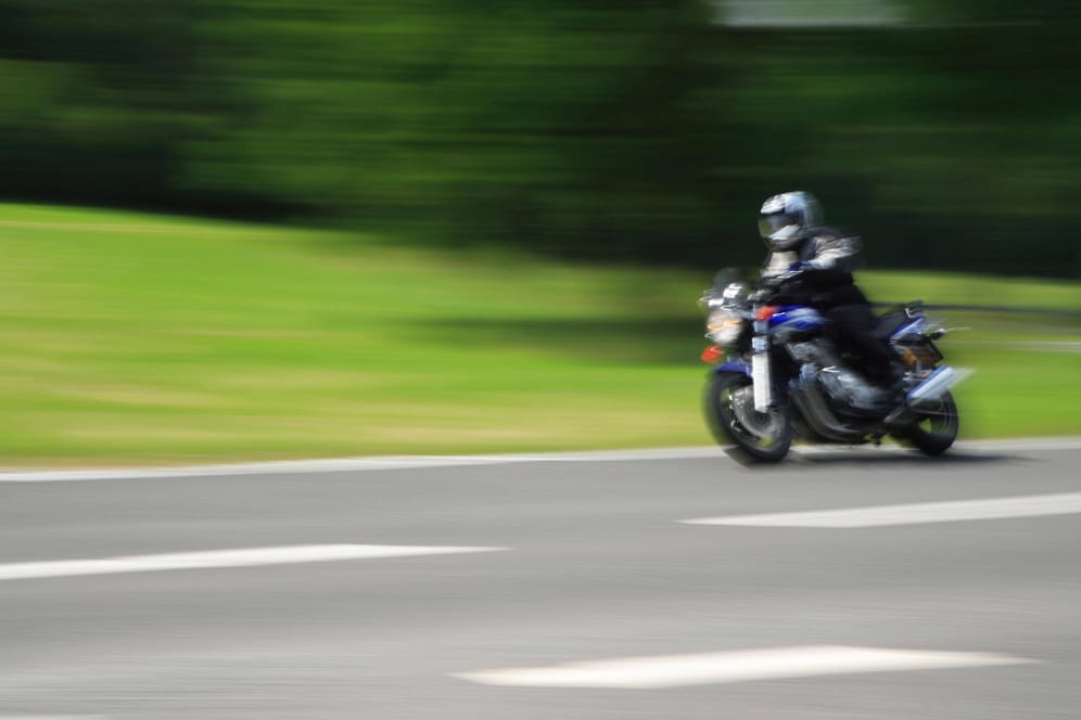Ein Motorrad fährt auf Landstraße (Archivbild): Ein Raser hat sich am Ostersonntag eine Verfolgungsjagd mit der Polizei geliefert.