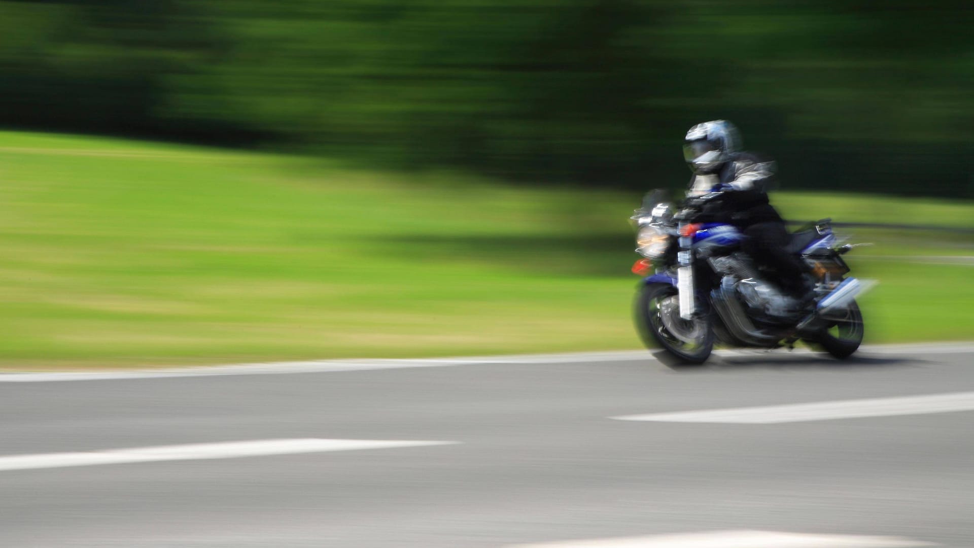 Ein Motorrad fährt auf Landstraße (Archivbild): Ein Raser hat sich am Ostersonntag eine Verfolgungsjagd mit der Polizei geliefert.