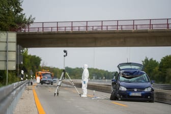 Unbekannte haben im August 2022 zwei Gullydeckel auf die Autobahn 7 geworfen: Einer traf die Windschutzscheibe eines Autos. Der Fahrer wurde schwer verletzt, die Beifahrerin sogar lebensbedrohlich.