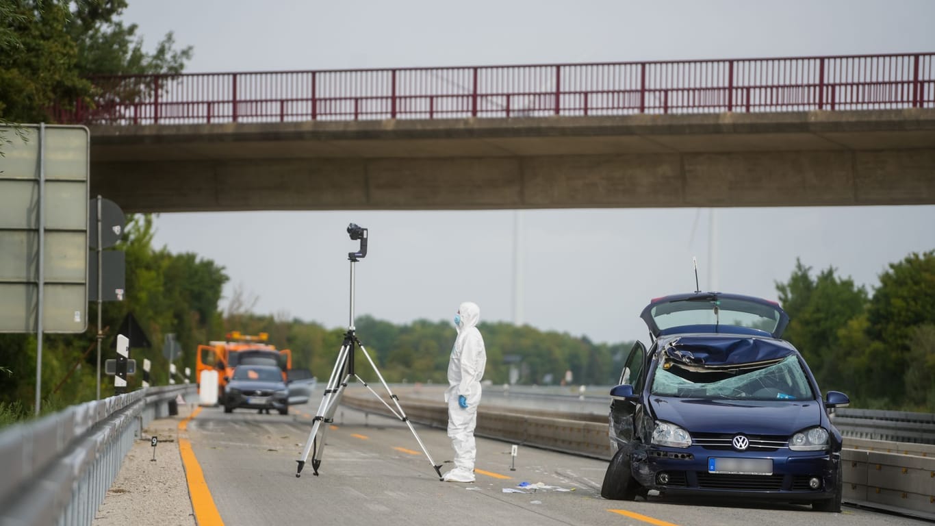 Unbekannte haben im August 2022 zwei Gullydeckel auf die Autobahn 7 geworfen: Einer traf die Windschutzscheibe eines Autos. Der Fahrer wurde schwer verletzt, die Beifahrerin sogar lebensbedrohlich.