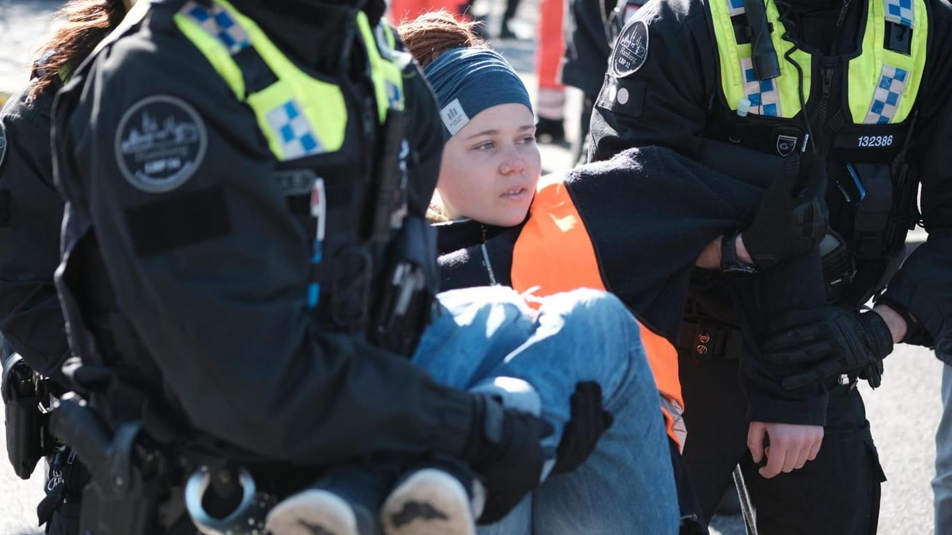 Sophia Zach bei einer Blockade am Veddeler Damm in Hamburg: Am nächsten Tag wurde sie festgenommen.