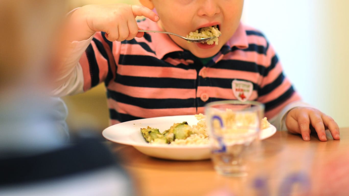 Ein Kind isst ein vegetarisches Mittagessen in der Kinderkrippe (Symbolbild): Berlin führt in der Umfrage auch beim Thema Ernährungskompetenz.