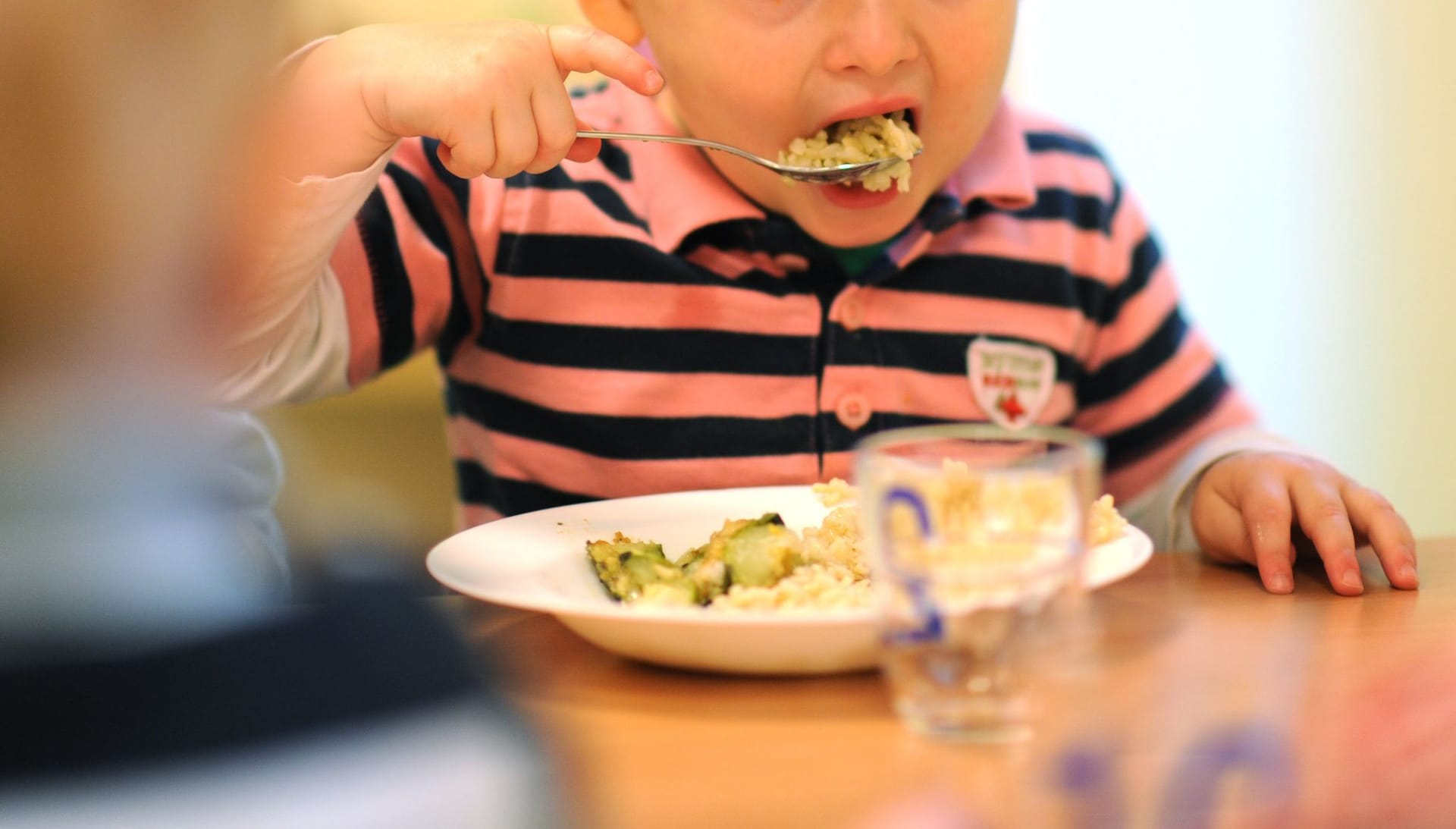 Ein Kind isst ein vegetarisches Mittagessen in der Kinderkrippe (Symbolbild): Berlin führt in der Umfrage auch beim Thema Ernährungskompetenz.