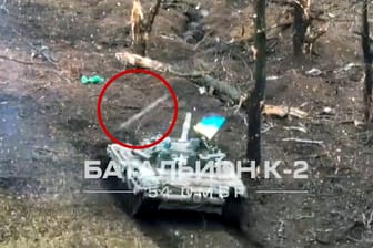 Panzer zertrümmert russische Schützengräben