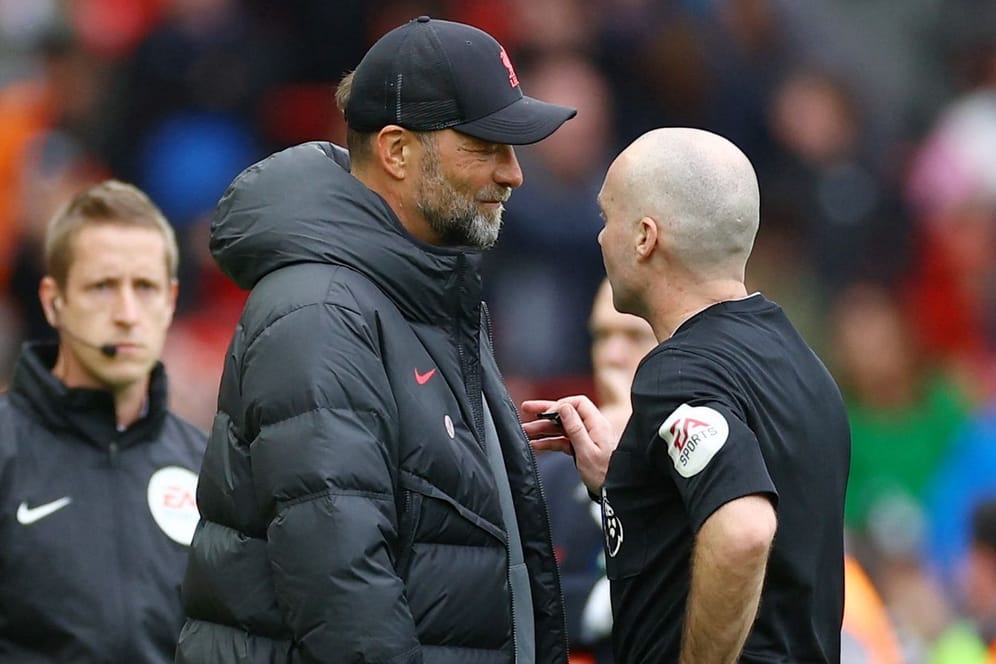 Jürgen Klopp im Gespräch mit Schiedsrichter Paul Tierney. Im Hintergrund: der 4. Offizielle, John Brooks.