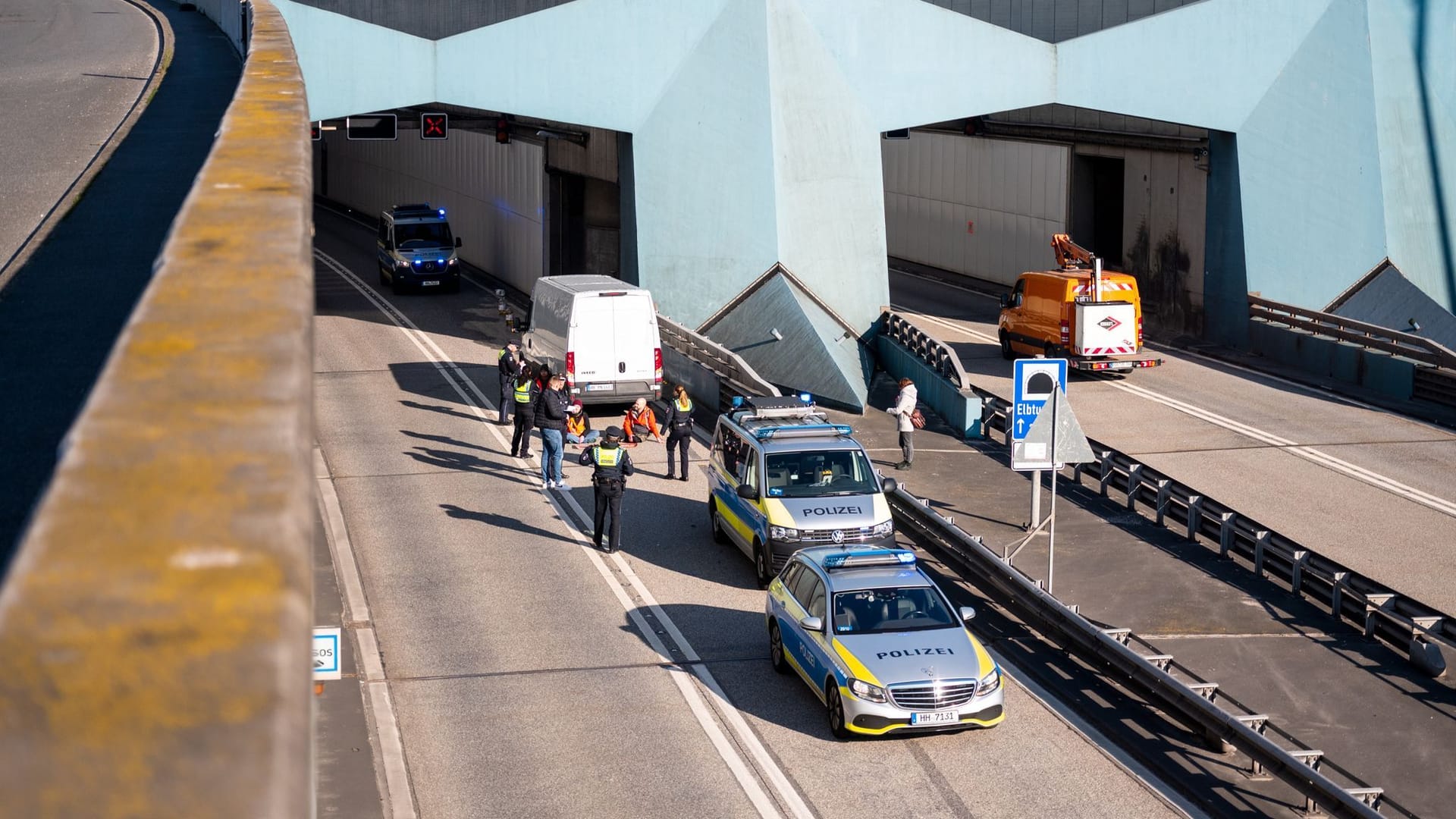 Klimaaktivisten haben sich am Donnerstag auf der Fahrbahn der Autobahn 7 festgeklebt und so die Zufahrt des Elbtunnels in Richtung Norden blockiert.