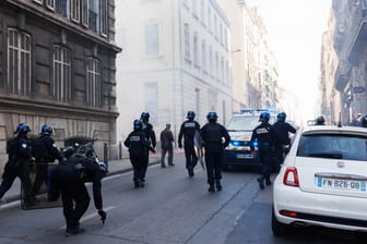 Polizeieinsatz in Marseille während Protesten gegen die Rentenreform: In der südfranzösischen Stadt muss die Polizei auch regelmäßig wegen Auseinandersetzungen im Drogenmilieu ausrücken.
