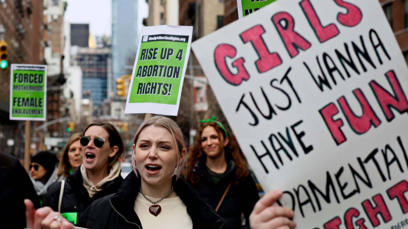 In den USA tobt ein Kulturkampf: Frauen gehen für das Recht auf eine legale Abtreibung in New York auf die Straße.