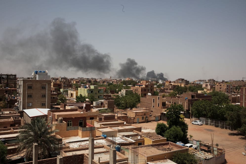 Rauch steigt über der sudanesischen Hauptstadt Khartum auf: In der Nacht evakuierten die USA ihre Botschaftspersonal.
