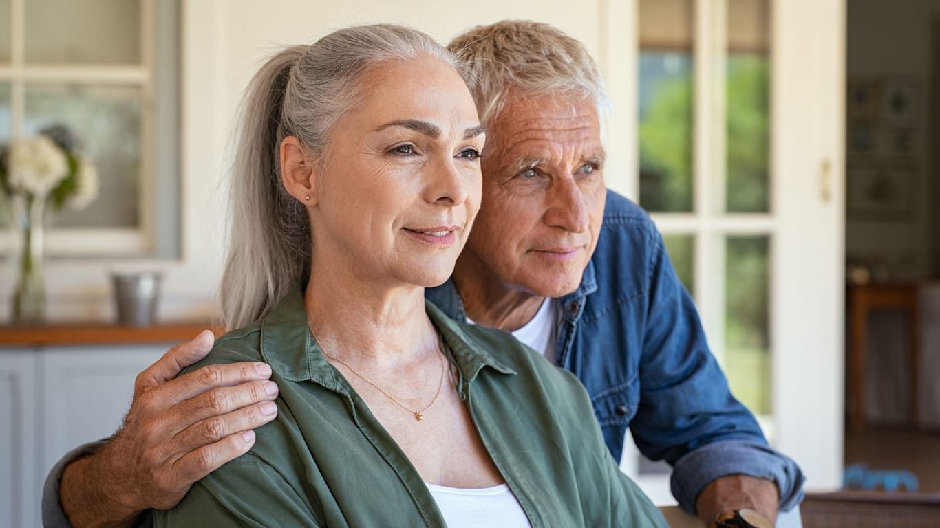 Älteres Paar blickt in die Ferne (Symbolbild): Eheleute können nach dem Tod des Partners Witwenrente erhalten. Gilt das auch für Unverheiratete?
