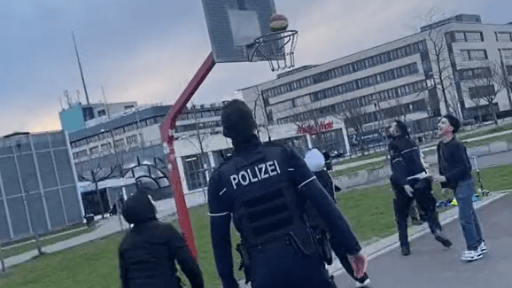Da ist der Ball im Korb: In Kalk haben Polizisten mit Jugendlichen Basketball gespielt.