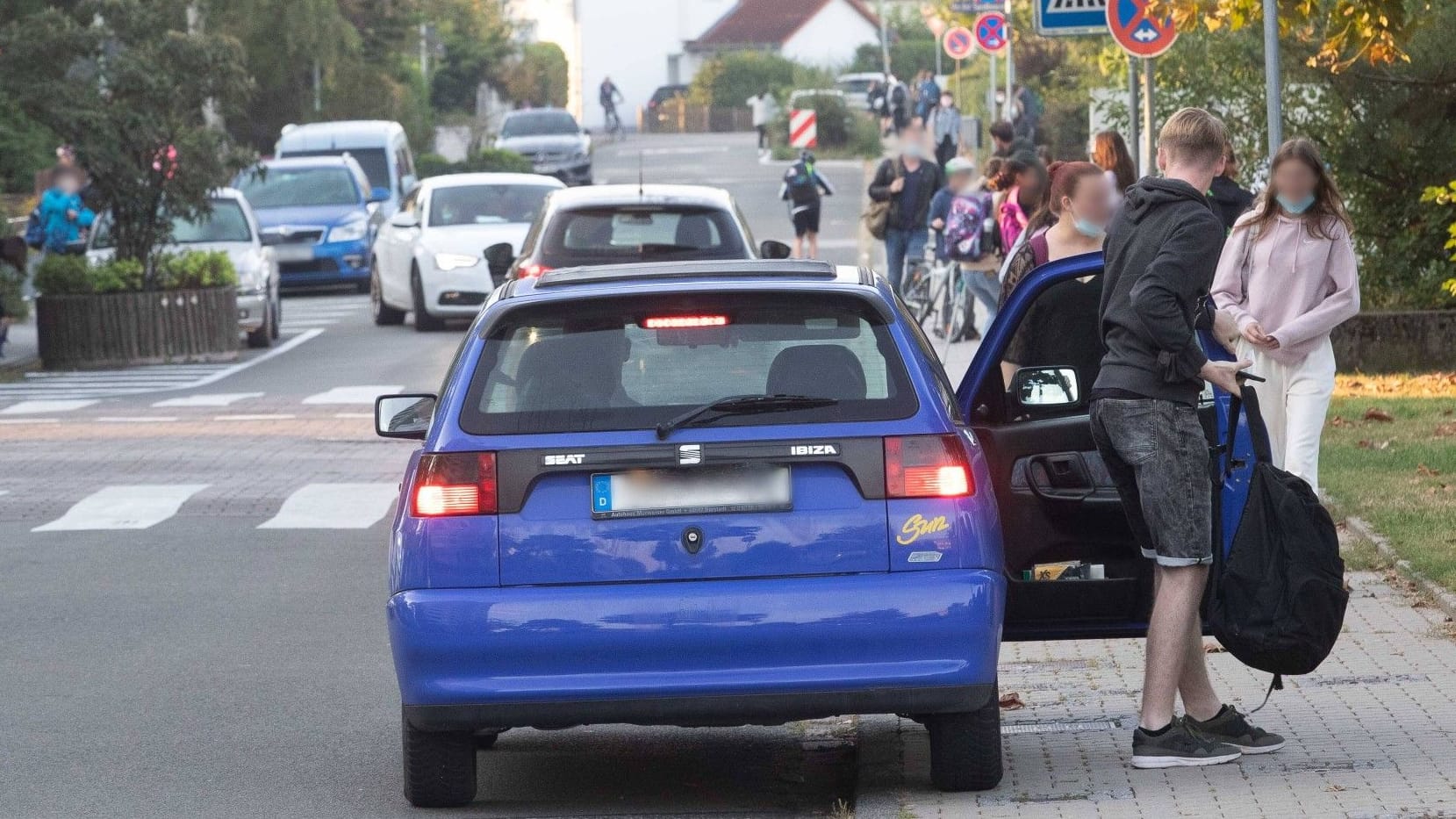 Eltern-Taxi an einer Schule (Archivbild): In Berlin wird eine Straße zu Schulbeginn nun für Autos gesperrt.