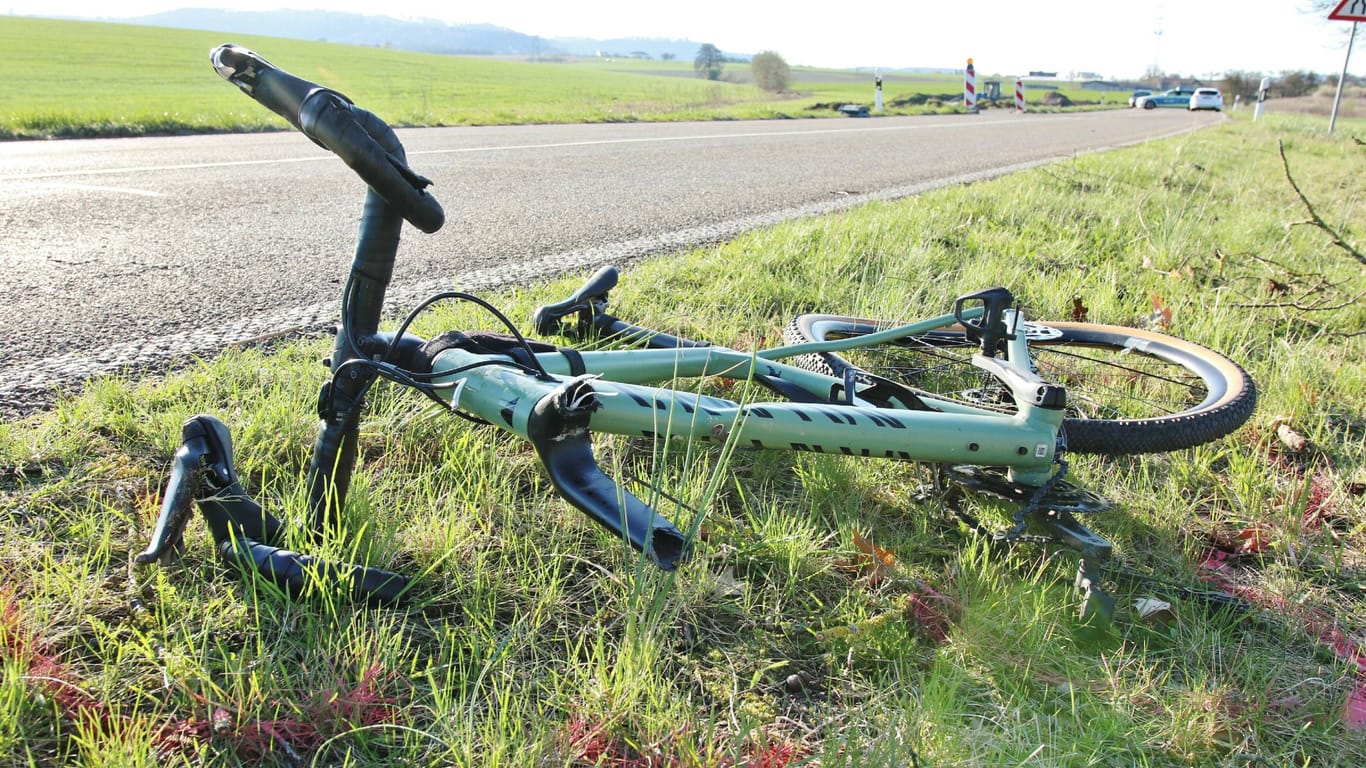 vuradfahrerDas Unfallrad liegt am Straßenrand zwischen Nellmersbach und Erbstetten: Bei dem Unfall wurde eine Radfahrerin von einem Pkw erfasst und durch die Luft geschleudert.