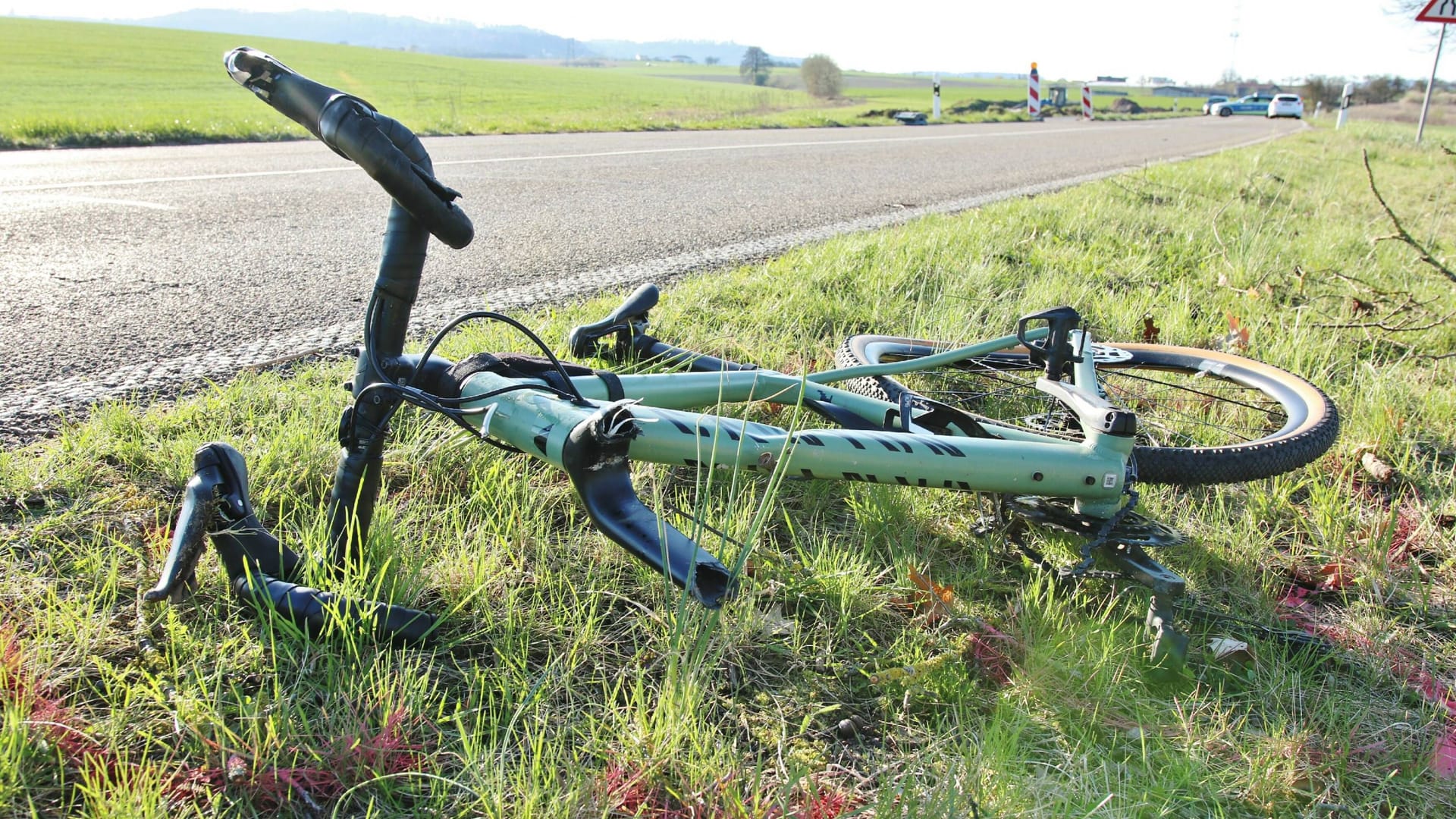 vuradfahrerDas Unfallrad liegt am Straßenrand zwischen Nellmersbach und Erbstetten: Bei dem Unfall wurde eine Radfahrerin von einem Pkw erfasst und durch die Luft geschleudert. vuradfahrerDas Unfallrad liegt am Straßenrand zwischen Nellmersbach und Erbstetten: Bei dem Unfall wurde eine Radfahrerin von einem Pkw erfasst und durch die Luft geschleudert.