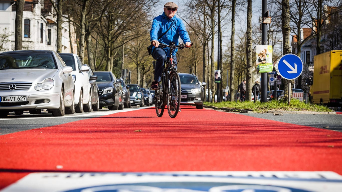 Ein Mann fährt auf der Parkallee, einer Fahrradstraße in Bremen (Symbolbild): Radfahrende sind in der Hansestadt sehr zufrieden.