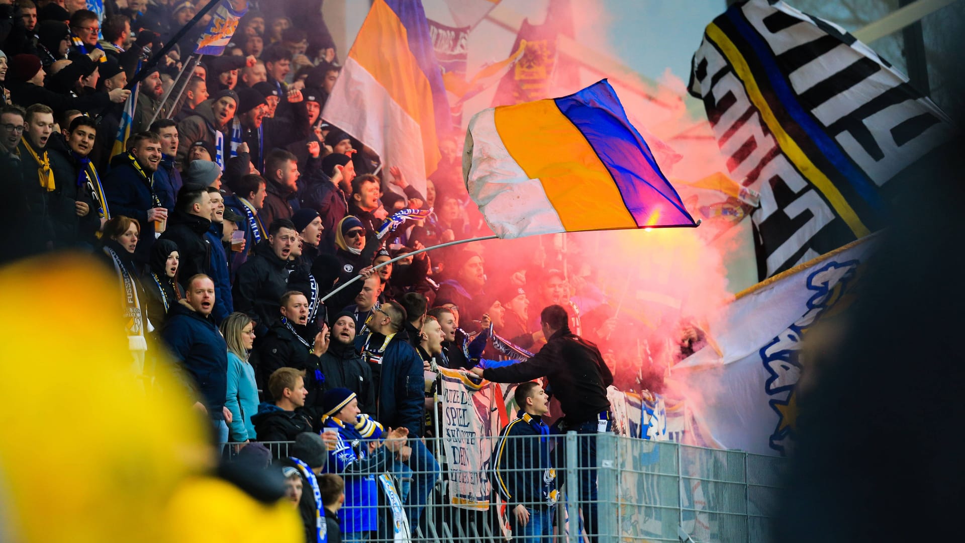 Fans von Carl-Zeiss Jena: Bereits auf dem Weg nach Berlin gab es Probleme. Fans von Carl-Zeiss Jena: Bereits auf dem Weg nach Berlin gab es Probleme.