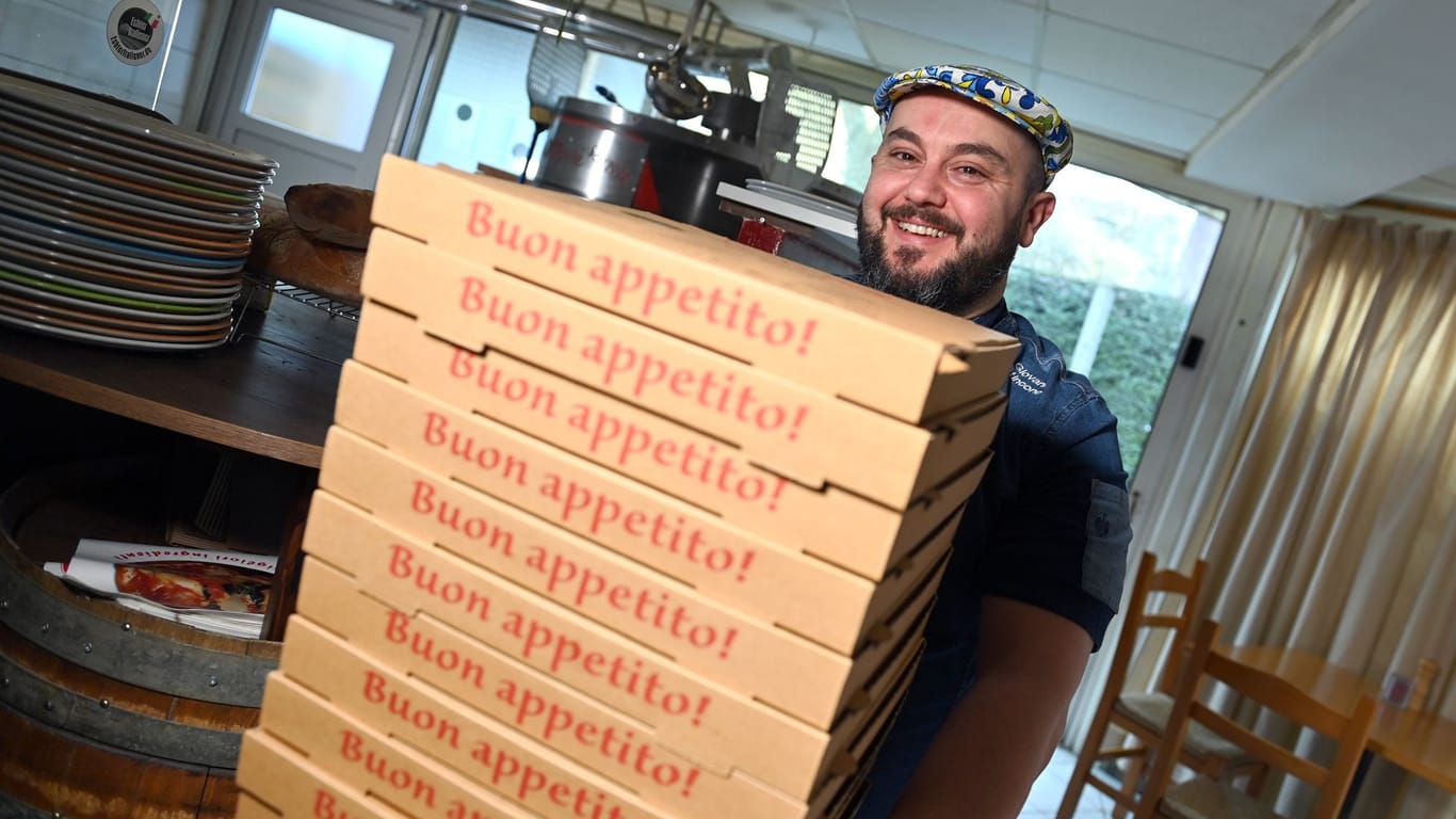 Alle Hände voll zu tun: Giovanni Stincone aus Garching bei München ist Europameister im Pizzabacken.