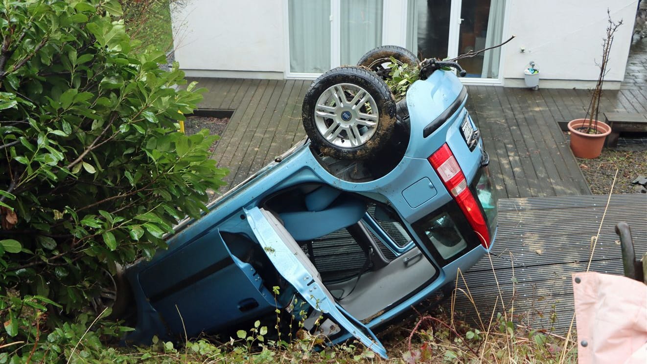 Das Auto landete auf einer Terrasse: