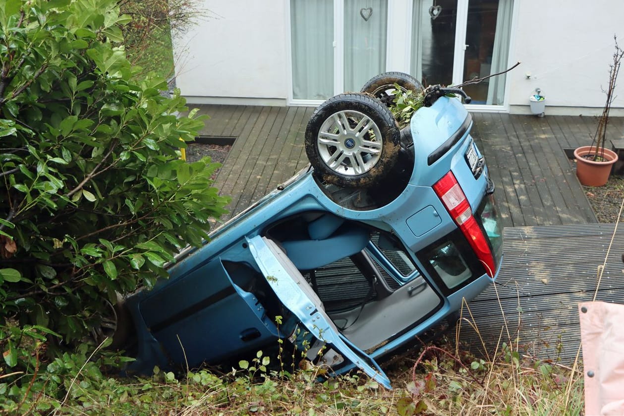 Das Auto landete auf einer Terrasse: