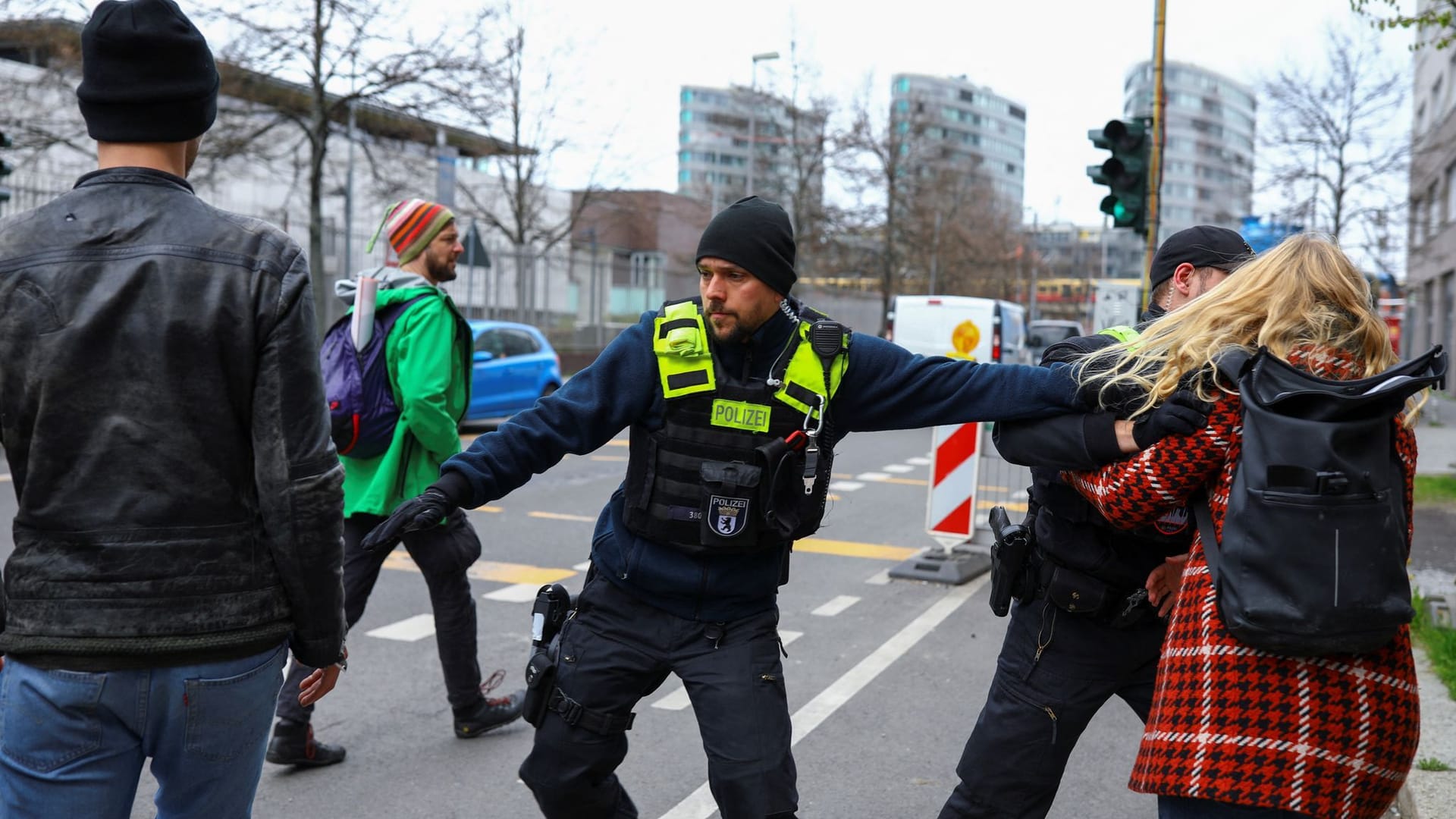 Die Polizei im Einsatz: Aktivisten versuchen, sich von dem Zug zu lösen.