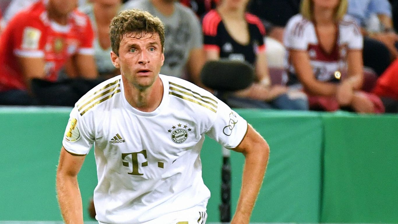 Thomas Müller im aktuellen Auswärtstrikot: Die Zeiten des schlichten Weiß sind in der nächsten Saison wohl vorbei.