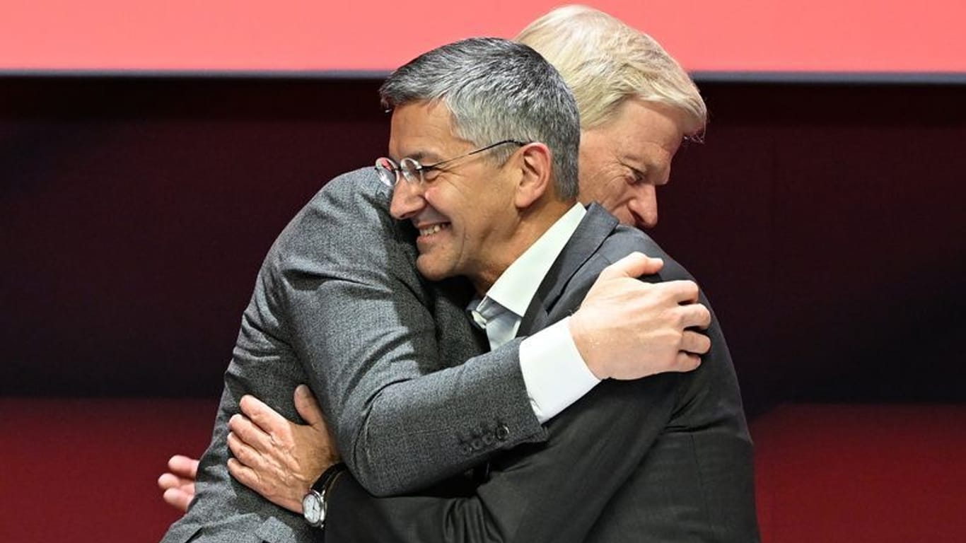 Herbert Hainer (vorne) und Oliver Kahn: Der Präsident und der Vorstandsvorsitzende des FC Bayern sind momentan als Krisenmanager gefragt.