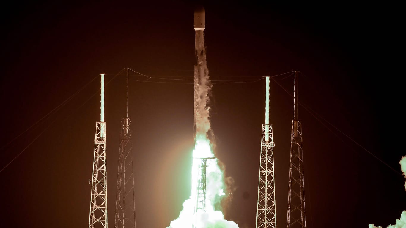 Auf zum Mond: Bereits im Dezember ist eine Falcon 9-Rakete mit dem japanischen Rover "Hakuro-R" an Bord zum Mond aufgebrochen.
