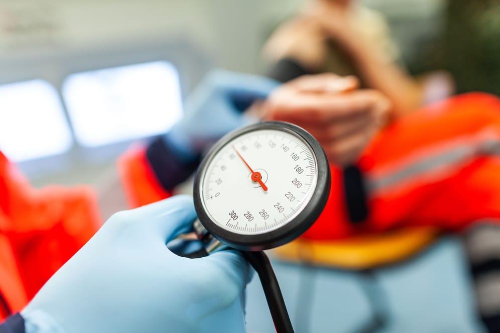 Blutdruckmessung durch Rettungsdienst
