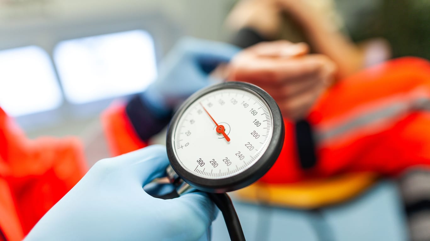Blutdruckmessung durch Rettungsdienst