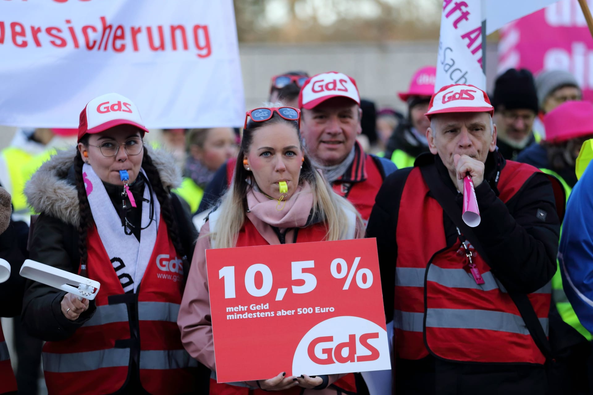 prototypekende fordern mehr Lohn (Archivbild): Die Tarifparteien im öffentlichen Dienst haben sich jetzt geeinigt. prototypekende fordern mehr Lohn (Archivbild): Die Tarifparteien im öffentlichen Dienst haben sich jetzt geeinigt.