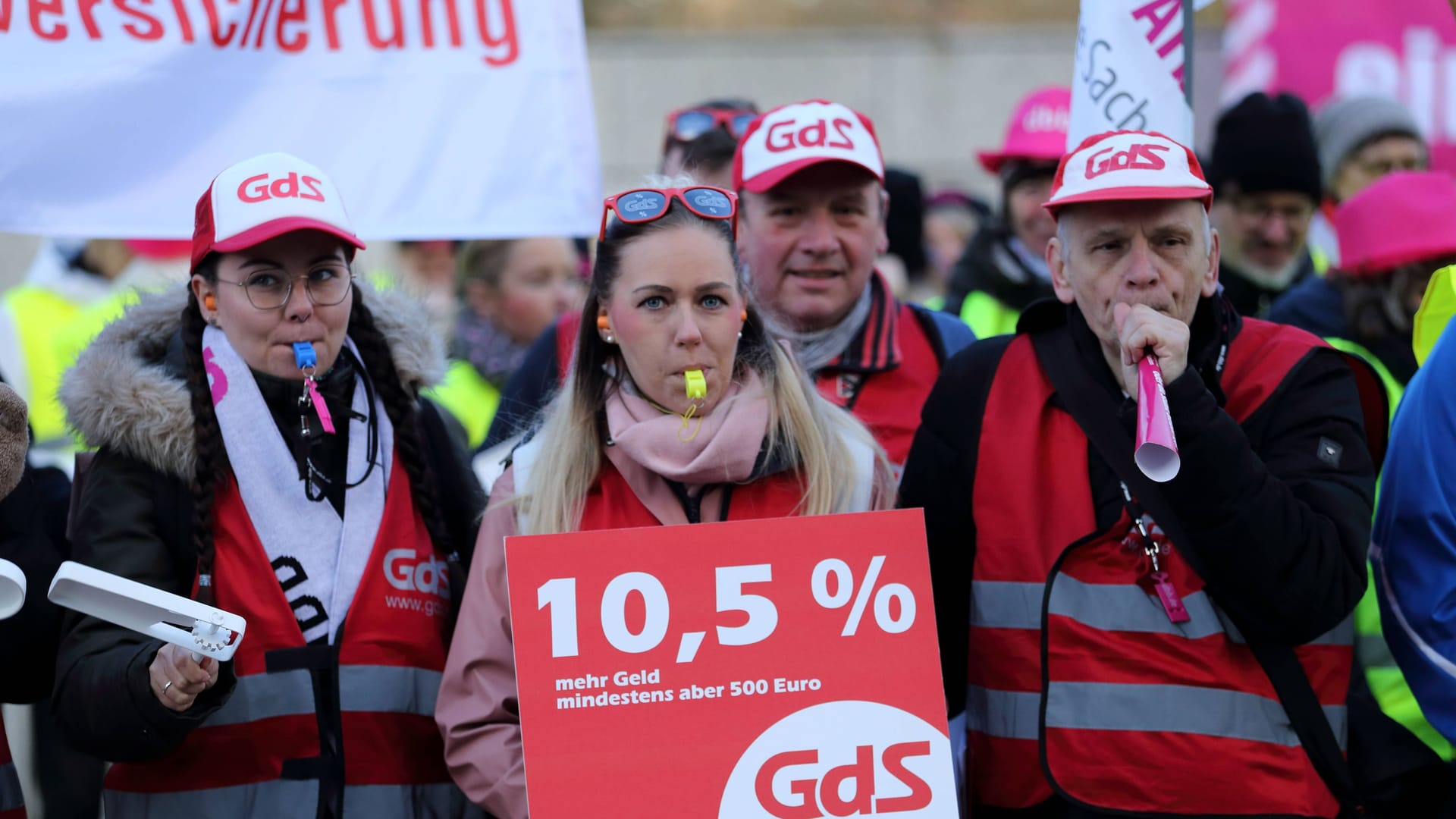 prototypekende fordern mehr Lohn (Archivbild): Die Tarifparteien im öffentlichen Dienst haben sich jetzt geeinigt. prototypekende fordern mehr Lohn (Archivbild): Die Tarifparteien im öffentlichen Dienst haben sich jetzt geeinigt.