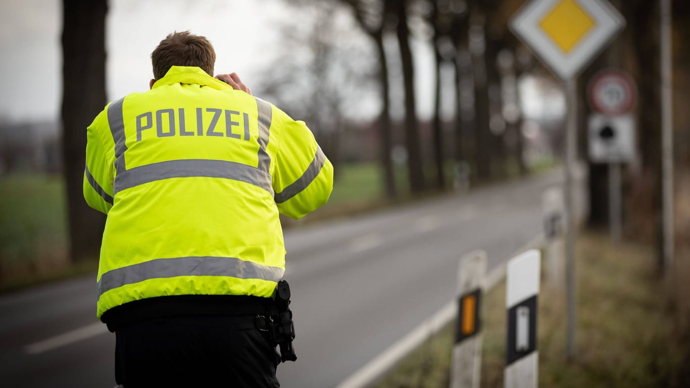 Ein Polizist bei einer Geschwindigkeitsmessung (Symbolfoto): Auf dem Teilstück kam es in der Vergangenheit häufig zu schweren Unfällen.
