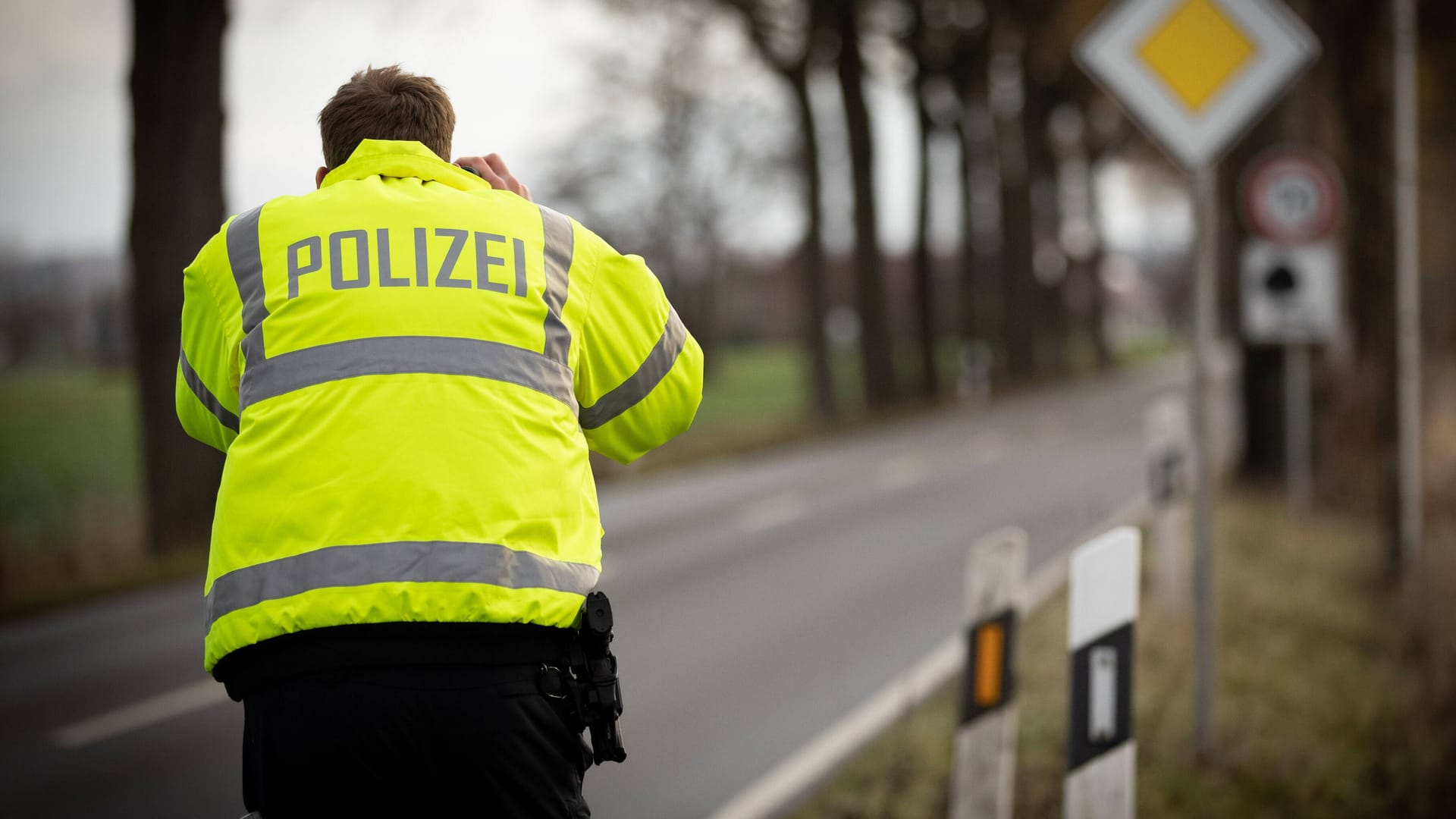 Ein Polizist bei einer Geschwindigkeitsmessung (Symbolfoto): Auf dem Teilstück kam es in der Vergangenheit häufig zu schweren Unfällen. Ein Polizist bei einer Geschwindigkeitsmessung (Symbolfoto): Auf dem Teilstück kam es in der Vergangenheit häufig zu schweren Unfällen.