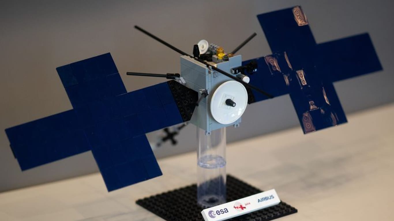 Lego-Modell der Raumsonde: Die Solarpaneele des Originals sind entfaltet 85 Quadratmeter groß.