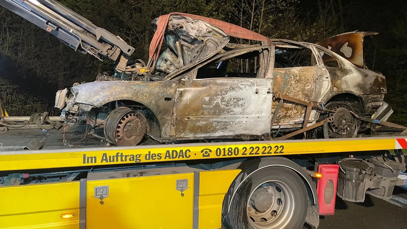 Der VW brannte völlig aus. Auch Teile des Waldbodens und umstehende Bäume fingen Feuer.