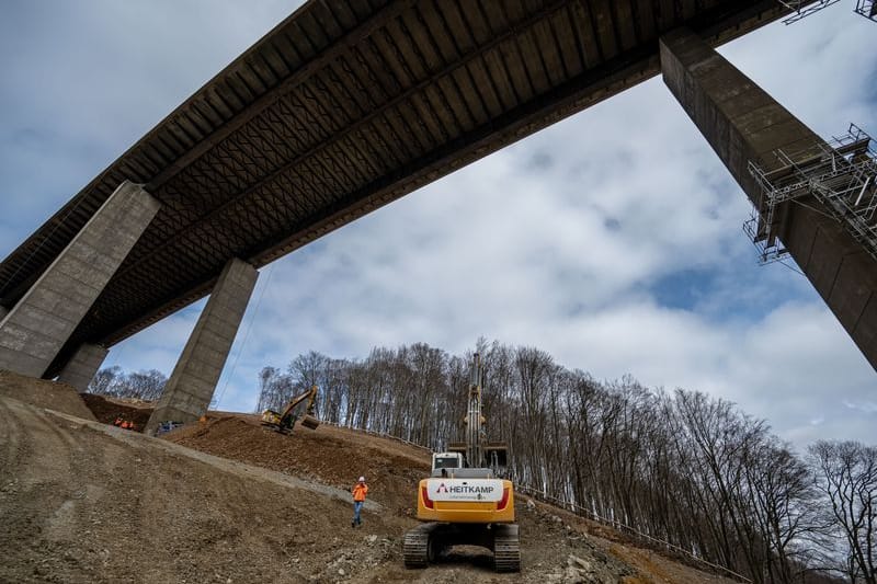 Arbeiter auf der Baustelle unter der Rahmede-Talbrücke: Die Vorbereitungen zur Sprengung laufen auf Hochtouren.